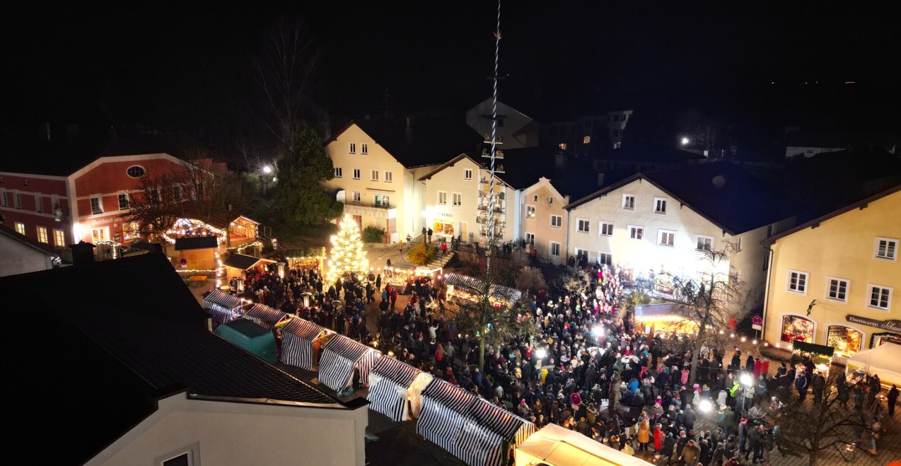 Luftaufnahme Christkindlmarkt Buchbach Nacht, © Johann Swist Luftaufnahme Christkindlmarkt Buchbach Nacht, © Johann Swist