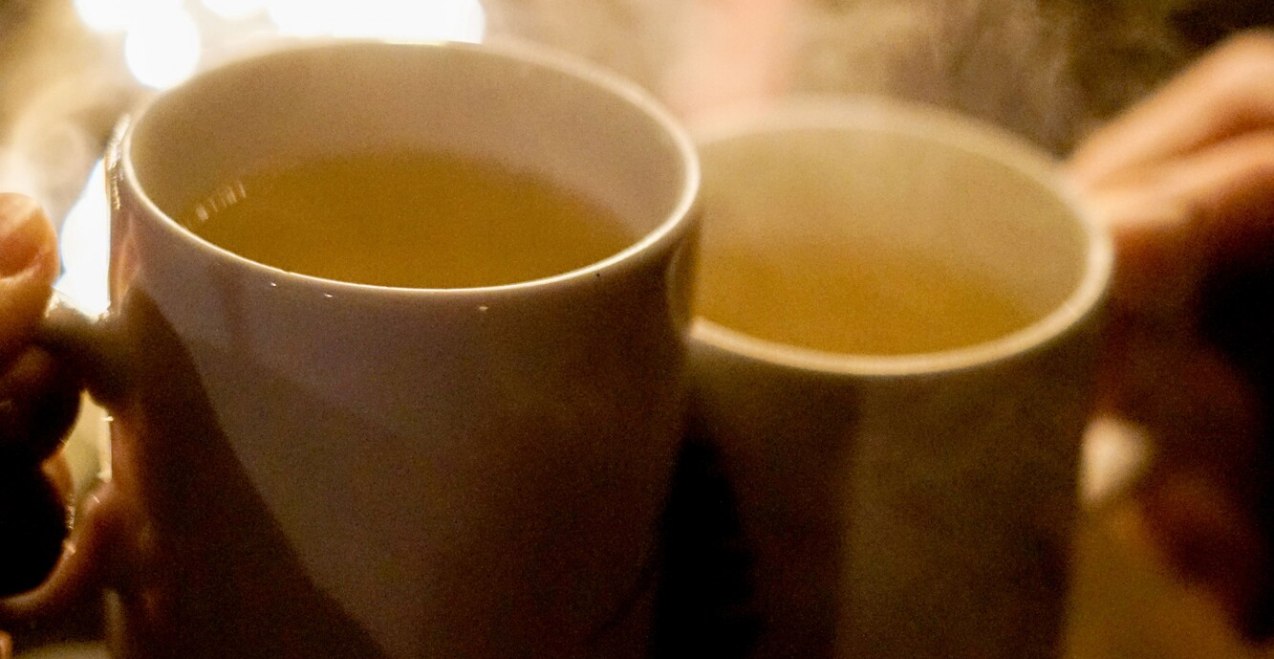 Glühweintrinken am Christkindlmarkt, © Inn-Salzach Tourimus Glühweintrinken am Christkindlmarkt, © Inn-Salzach Tourimus