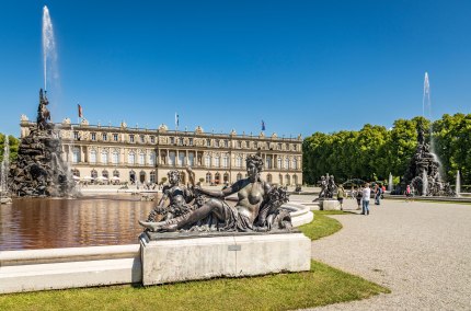 Schloss Herrenchiemsee mit Statue, © Chiemsee-Alpenland Tourismus/BSV Schloss Herrenchiemsee mit Statue, © Chiemsee-Alpenland Tourismus/BSV