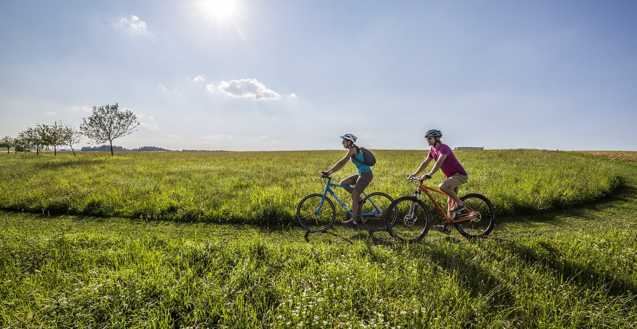 Radfahrer in der Region Inn-Salzach in der Nähe vom Alpenblick Itsching, © Inn-Salzach Tourismus Radfahrer in der Region Inn-Salzach in der Nähe vom Alpenblick Itsching, © Inn-Salzach Tourismus