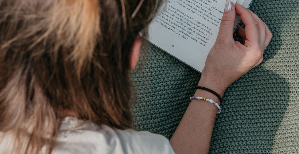 Frau beim Buch lesen am See, © Inn-Salzach Tourismus Frau beim Buch lesen am See, © Inn-Salzach Tourismus