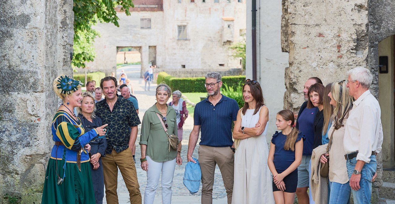Gruppe bei einer historischen Burgführung., © Burghauser Touristik Gruppe bei einer historischen Burgführung., © Burghauser Touristik