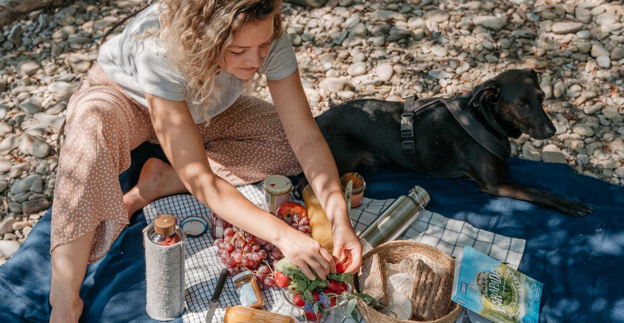 Frau und Hund beim Picknick am Wasser, © Inn-Salzach Tourismus Frau und Hund beim Picknick am Wasser, © Inn-Salzach Tourismus