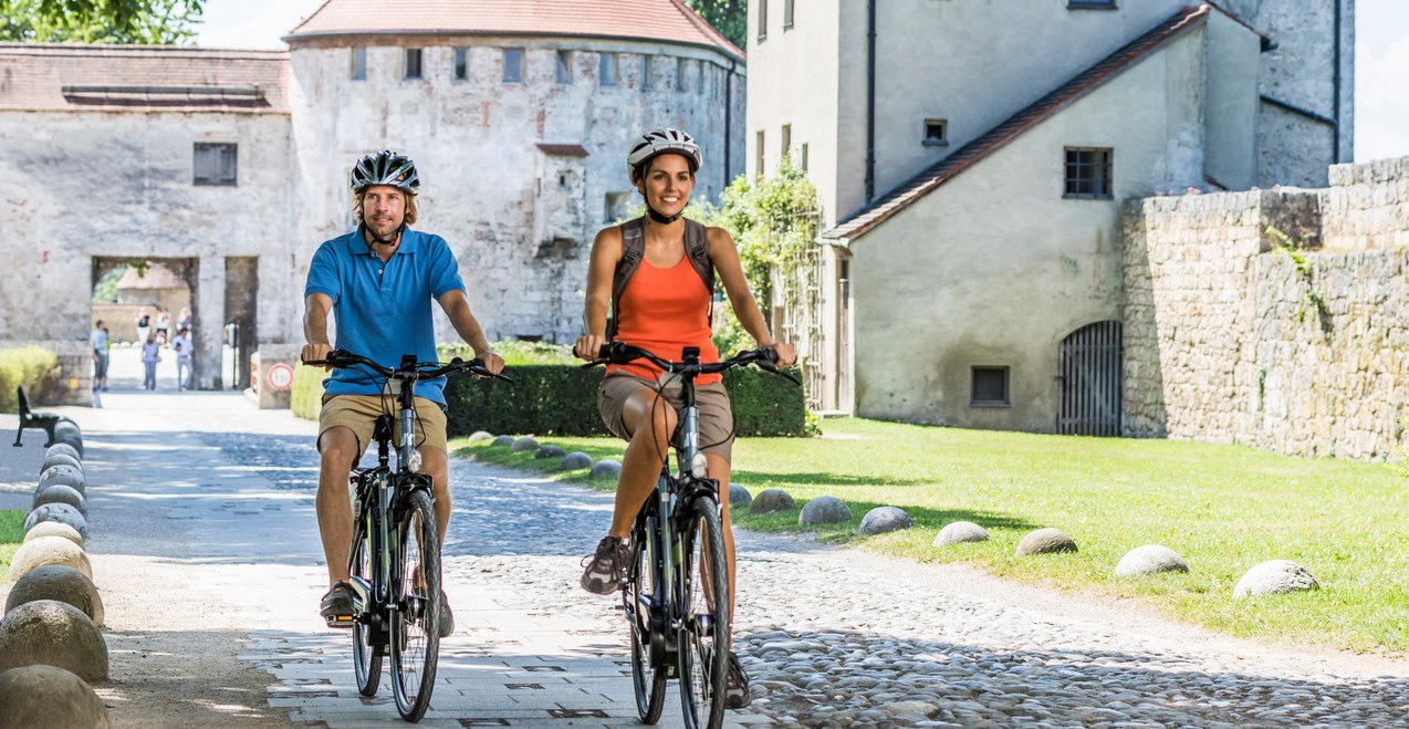 Radfahrer auf der Burg Burghausen, © Inn-Salzach Tourismus Radfahrer auf der Burg Burghausen, © Inn-Salzach Tourismus