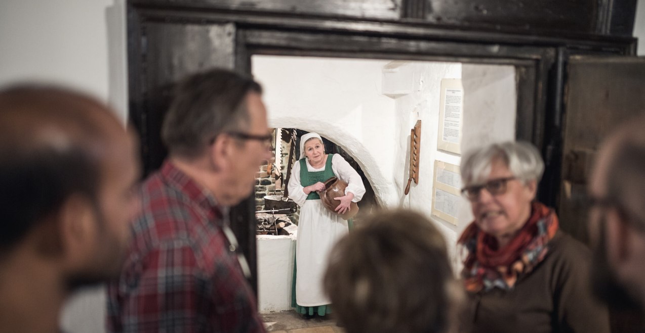 Schauspielerin und Gruppe bei Führung durch Mühldorf a. Inn, © Inn-Salzach Tourismus Schauspielerin und Gruppe bei Führung durch Mühldorf a. Inn, © Inn-Salzach Tourismus