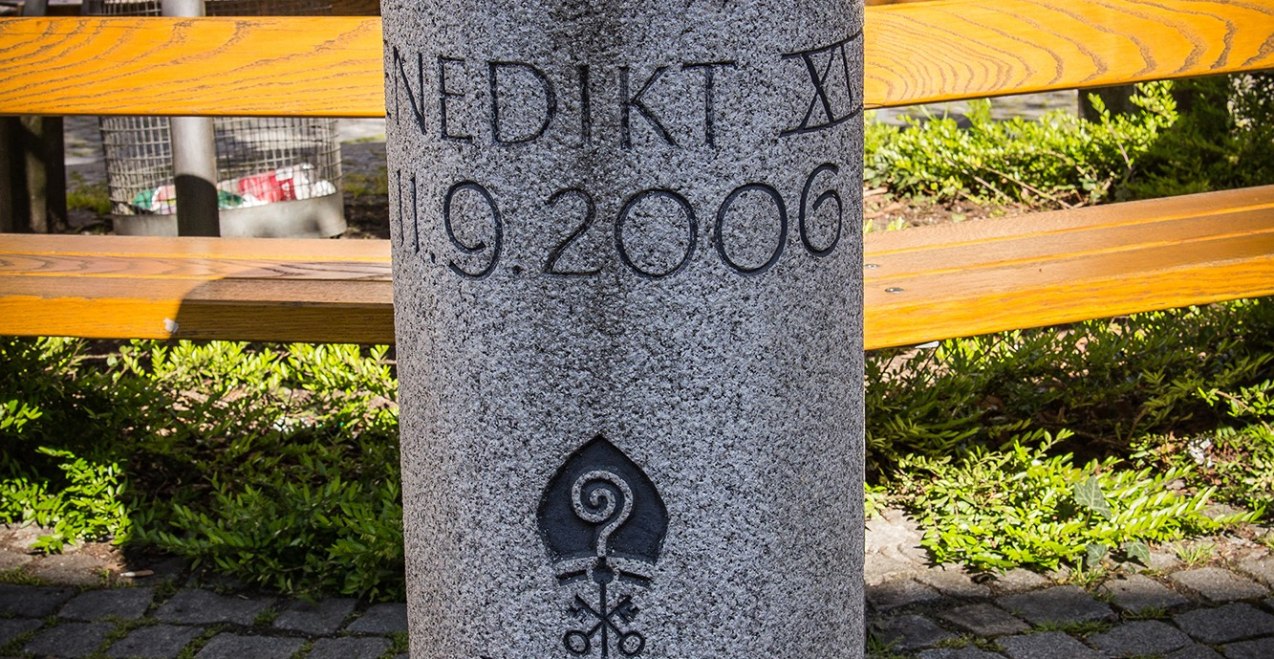 Stele Benediktweg Altötting, © Alexander Franke Stele Benediktweg Altötting, © Alexander Franke