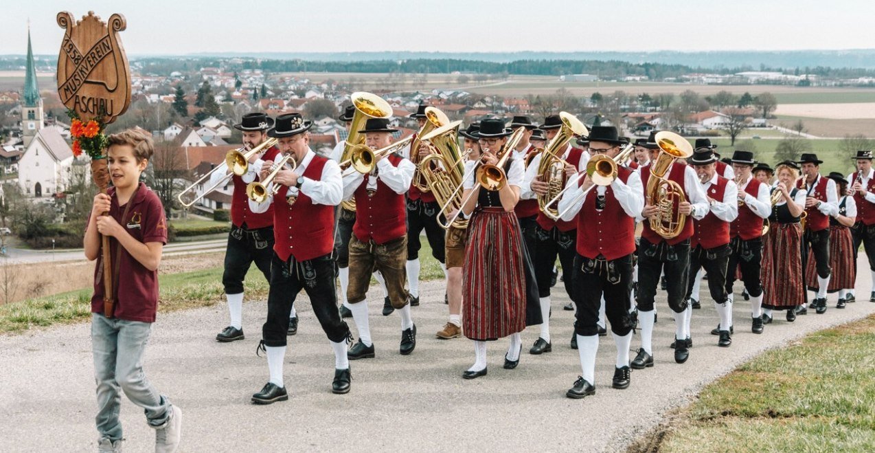 Blaskapelle des Aschauer Musikvereins bei einem Umzug, © Musikverein Aschau Blaskapelle des Aschauer Musikvereins bei einem Umzug, © Musikverein Aschau