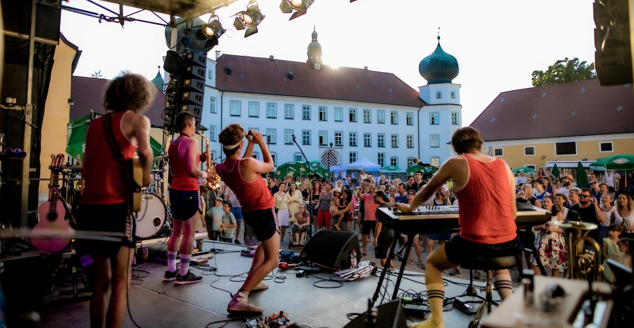 Pam Pam Ida tritt vor Publikum im Schloss Tüßling auf, © Inn-Salzach Tourismus Pam Pam Ida tritt vor Publikum im Schloss Tüßling auf, © Inn-Salzach Tourismus