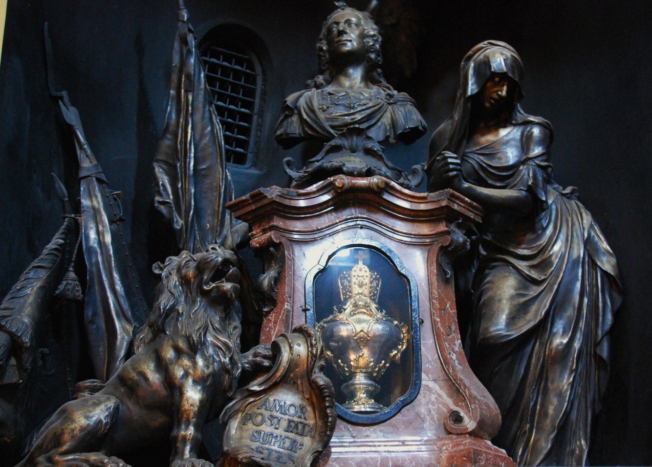 Herzurnen in der Gnadenkapelle mit den Herzen von Königen und Kurfürsten Herzurnen in der Gnadenkapelle mit den Herzen von Königen und Kurfürsten