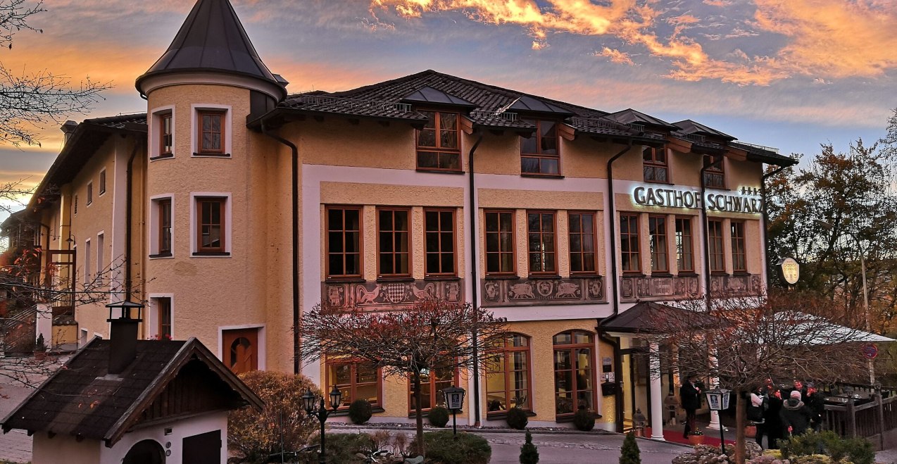 Außenansicht Gasthof Schwarz Mehring, © Gasthof Schwarz Außenansicht Gasthof Schwarz Mehring, © Gasthof Schwarz