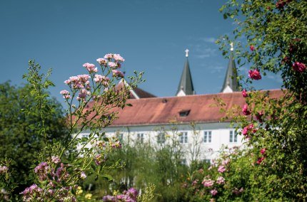 Kloster Gars mit Blumen, © Inn-Salzach Tourismus Kloster Gars mit Blumen, © Inn-Salzach Tourismus