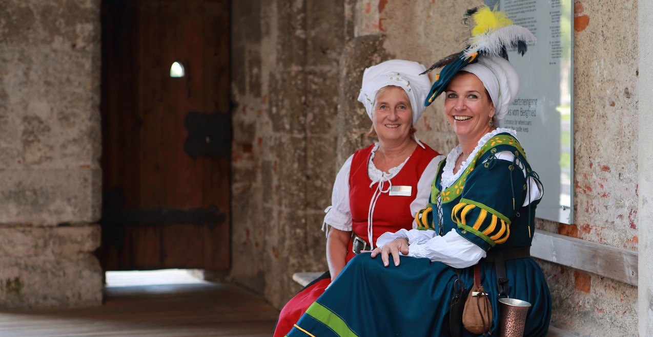 Burgführung auf der Burghauser Burg in historischem Gewandt, © Burghauser Touristik Burgführung auf der Burghauser Burg in historischem Gewandt, © Burghauser Touristik