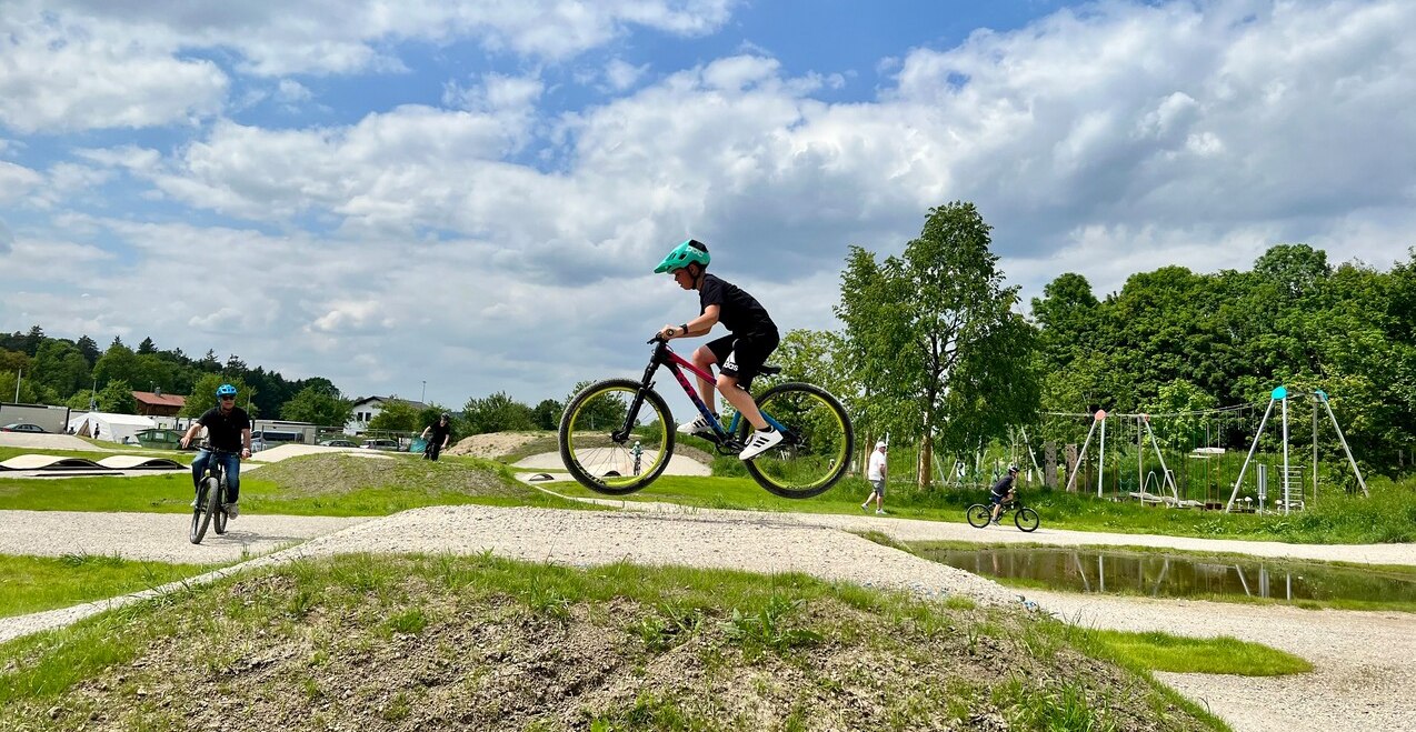 Radsportler im Bikepark Burghausen, © Stadt Burghausen Radsportler im Bikepark Burghausen, © Stadt Burghausen