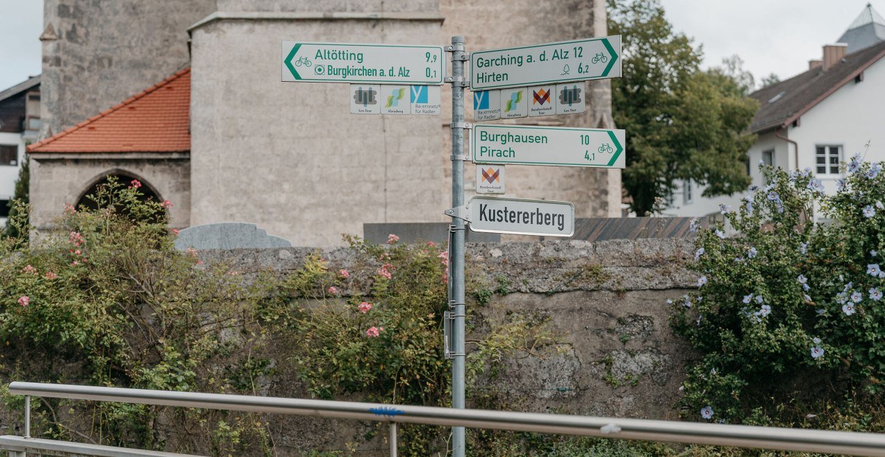 Schilderbaum in Burgkirchen a.d. Alz, © Inn-Salzach Tourismus Schilderbaum in Burgkirchen a.d. Alz, © Inn-Salzach Tourismus