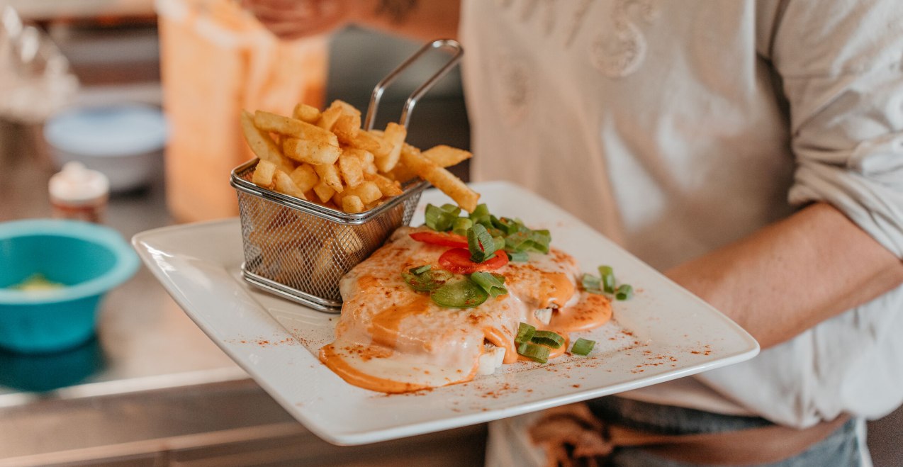 Teufelstoast mit Pommes wird serviert, © Inn-Salzach Tourismus Teufelstoast mit Pommes wird serviert, © Inn-Salzach Tourismus