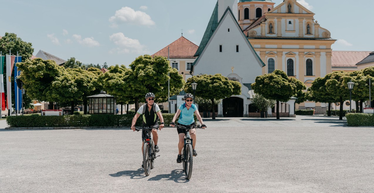 Kapellplatz Altötting Radfahrer, © Inn-Salzach Tourismus Kapellplatz Altötting Radfahrer, © Inn-Salzach Tourismus