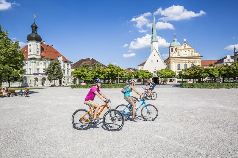 Radler am Kapellplatz in Altötting, © Inn-Salzach Tourismus Radler am Kapellplatz in Altötting, © Inn-Salzach Tourismus