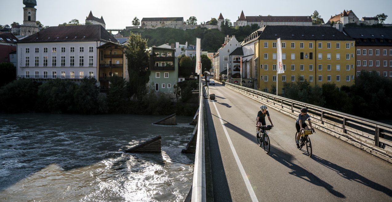 Radler auf der Salzachbrücke Burghausen, © Inn-Salzach Tourismus Radler auf der Salzachbrücke Burghausen, © Inn-Salzach Tourismus