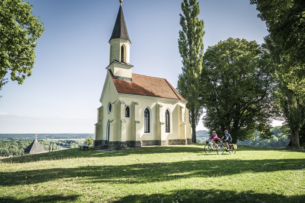 Die Kapelle St. Georg wurde als Gelöbniskapelle errichtet, nachdem ein mit 1000 Scheffel Getreide beladener Schiffzug an der Brücke in Braunau zu zerschellen drohte. Die Kapelle steht auf dem Schlossberg in Kraiburg a. Inn., © Inn-Salzach Tourismus Die Kapelle St. Georg wurde als Gelöbniskapelle errichtet, nachdem ein mit 1000 Scheffel Getreide beladener Schiffzug an der Brücke in Braunau zu zerschellen drohte. Die Kapelle steht auf dem Schlossberg in Kraiburg a. Inn., © Inn-Salzach Tourismus