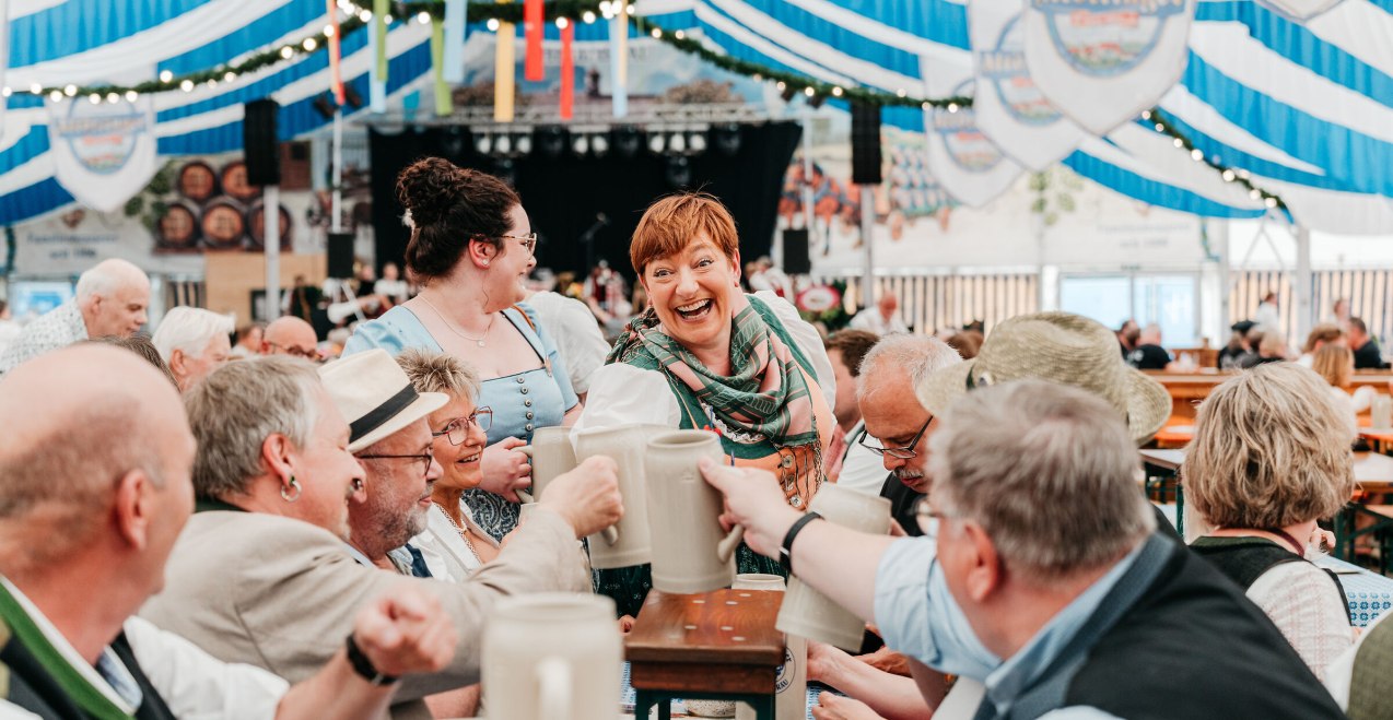 Anstoßen auf dem Volksfest, © Inn-Salzach Tourismus Anstoßen auf dem Volksfest, © Inn-Salzach Tourismus