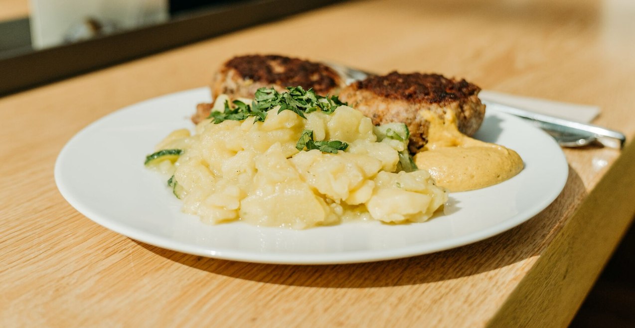 Kartoffelgurkensalat mit Fleischpflanzerl serviert, © Inn-Salzach Tourismus Kartoffelgurkensalat mit Fleischpflanzerl serviert, © Inn-Salzach Tourismus