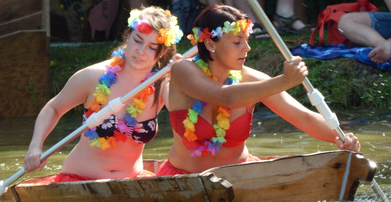 Zwei Frauen rudern beim Erhartinger Sautrogrennen im Bräuweiher, © Hüttenfreunde Erharting Zwei Frauen rudern beim Erhartinger Sautrogrennen im Bräuweiher, © Hüttenfreunde Erharting