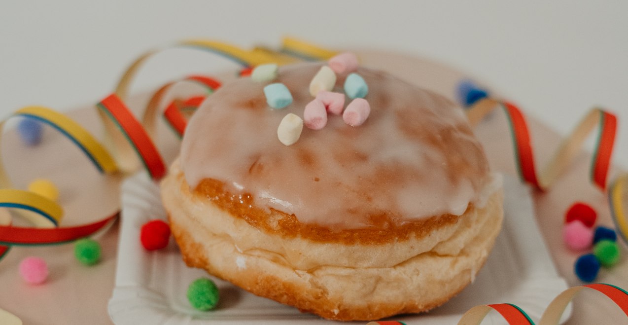 Faschingskrapfen mit Luftschlangen, © Inn-Salzach Tourismus Faschingskrapfen mit Luftschlangen, © Inn-Salzach Tourismus