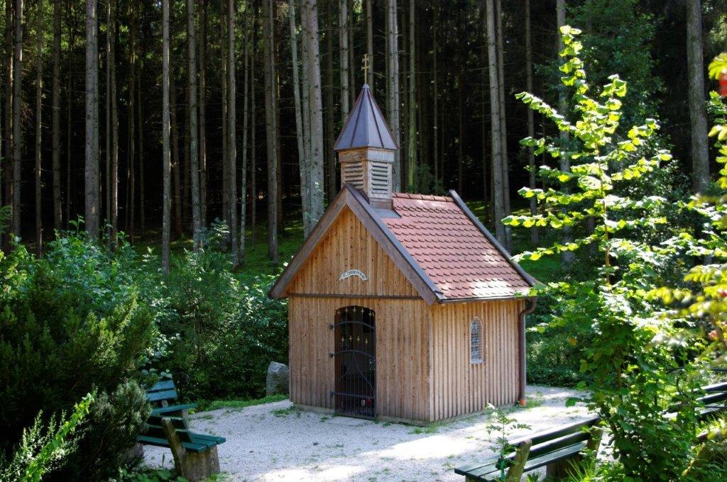 Steinernes Brünnl in Harpolden bei Egglkofen, © Karl Asbeck Steinernes Brünnl in Harpolden bei Egglkofen, © Karl Asbeck