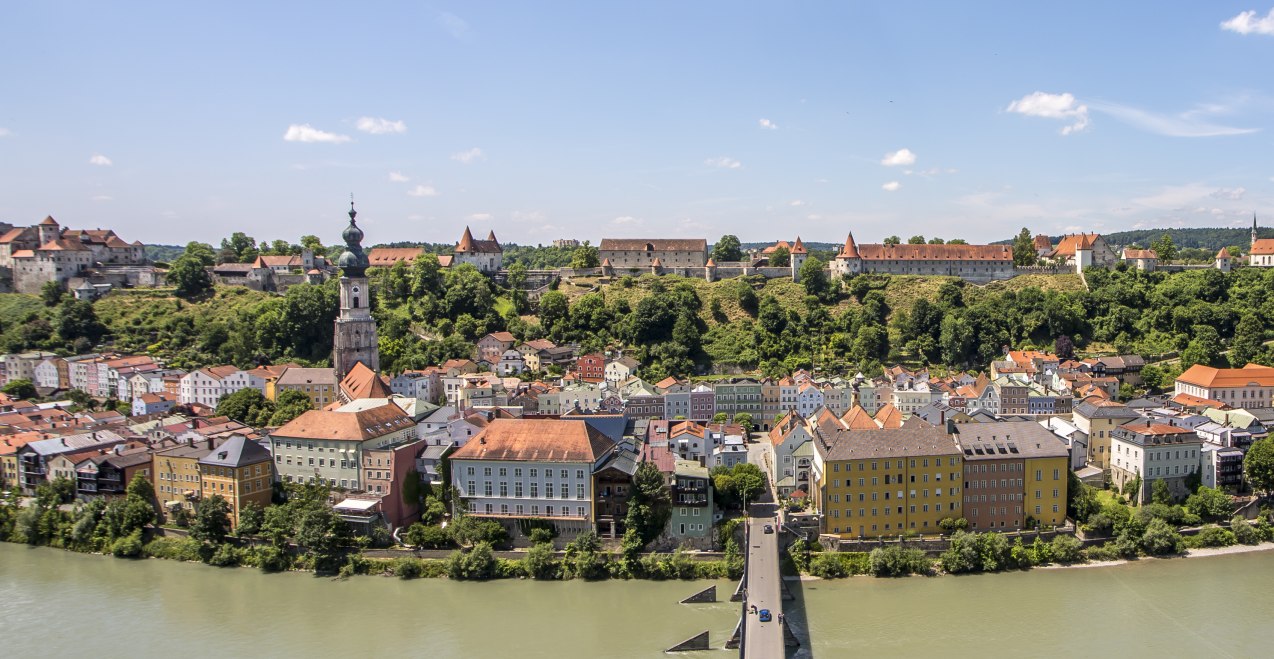 Burghausen von Ach aus, Panorama, Burg Burghausen, © Tourismusverband Inn-Salzach Burghausen von Ach aus, Panorama, Burg Burghausen, © Tourismusverband Inn-Salzach
