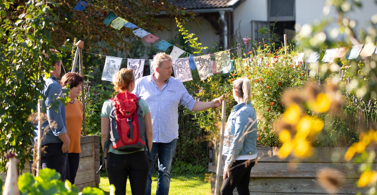 Kräuterführung mit einer Gruppe auf dem Biohof Gallenbach, © Inn-Salzach Tourismus Kräuterführung mit einer Gruppe auf dem Biohof Gallenbach, © Inn-Salzach Tourismus