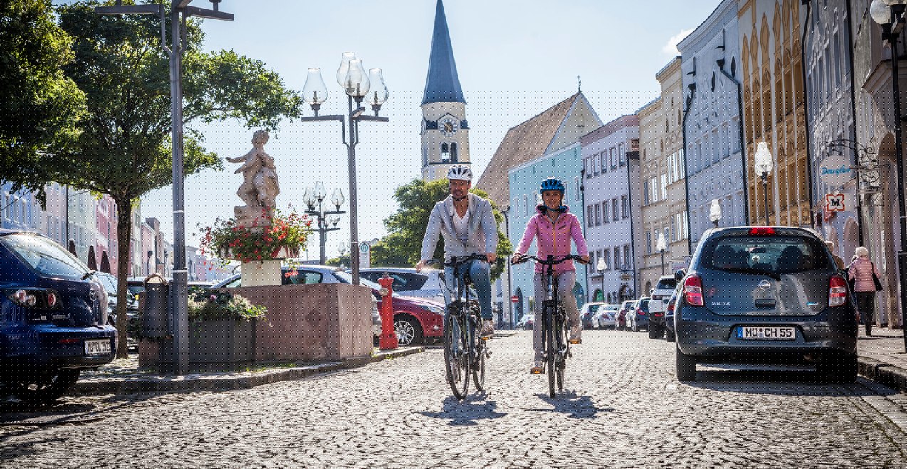 Radler am Mühldorfer Stadtplatz, © Inn-Salzach Tourismus Radler am Mühldorfer Stadtplatz, © Inn-Salzach Tourismus