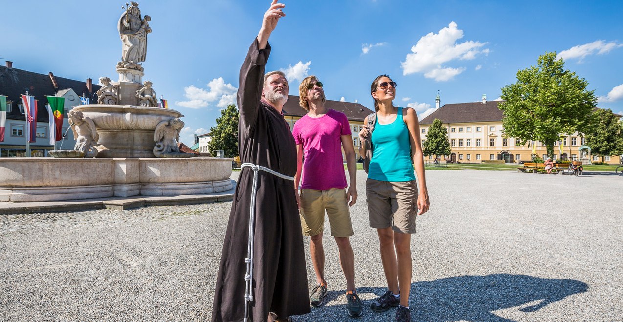 Pater mit Radfahrern am Kapellplatz Altötting, © Inn-Salzach Tourismus Pater mit Radfahrern am Kapellplatz Altötting, © Inn-Salzach Tourismus