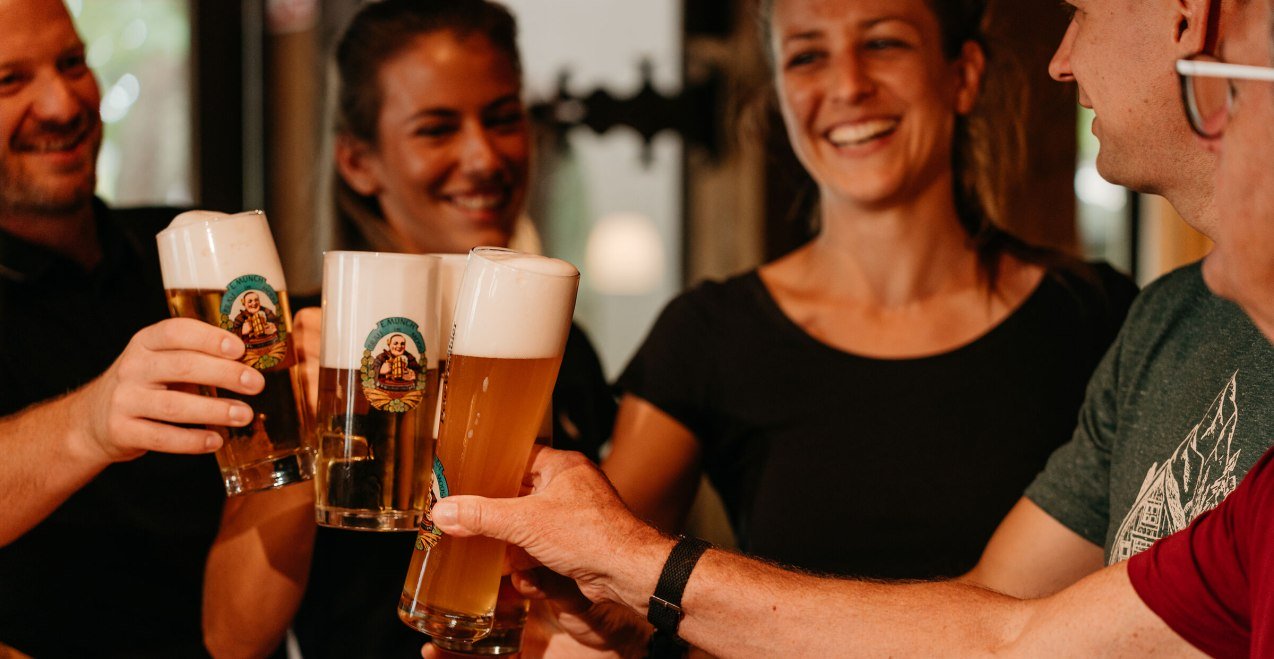 Anstoßen bei der Bierwallfahrt, © Inn-Salzach Tourismus Anstoßen bei der Bierwallfahrt, © Inn-Salzach Tourismus