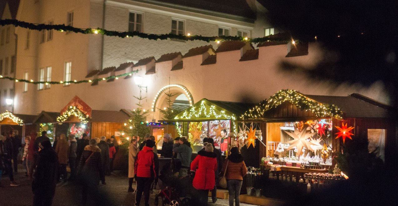 Besucher bei Nacht am Christkindlmarkt Mühldorf a. Inn, © Inn-Salzach Tourismus Besucher bei Nacht am Christkindlmarkt Mühldorf a. Inn, © Inn-Salzach Tourismus