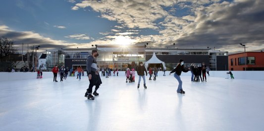 Schlittschuhl&auml;ufer auf der Eisfl&auml;che in Burghausen vorm B&uuml;rgerhaus, &copy; Gerhard Nixdorf
