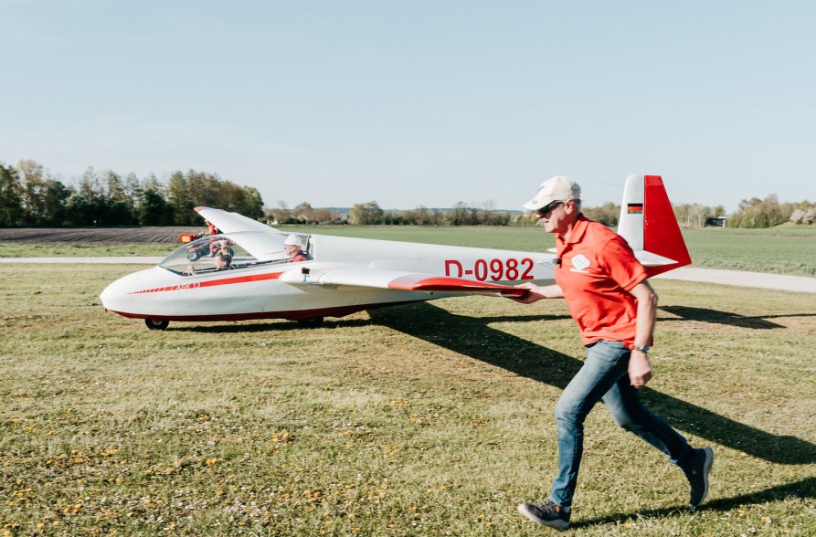 Mann hilft beim Start eines Segelflugzeugs, &copy; Inn-Salzach Tourismus