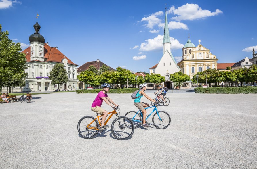 Radfahrer am Kapellplatz im Wallfahrtsort Alt&ouml;tting, &copy; Inn-Salzach Tourismus