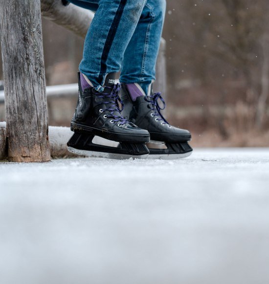 Schlittschuhe auf dem Eis, &copy; Inn-Salzach Tourismus