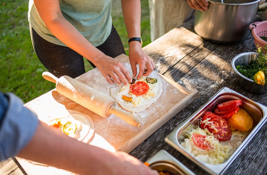 Ofenschubser mit Tomaten und weiteren Zutaten belegen, © Inn-Salzach Tourismus