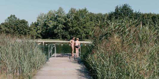 Baden und Spielen in der Grünen Lagune in Ampfing, © Inn-Salzach Tourismus