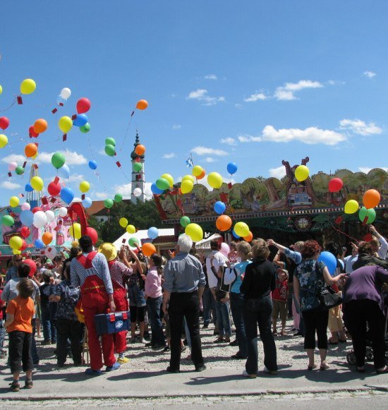Luftballons steigen in den Himmel auf beim Volksfest Neumarkt-St. Veit (Oberbayern), &copy; VG Neumarkt-Sankt Veit