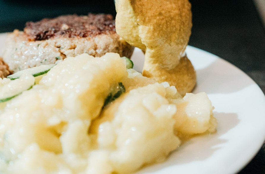 Salat servieren, &copy; Inn-Salzach Tourismus