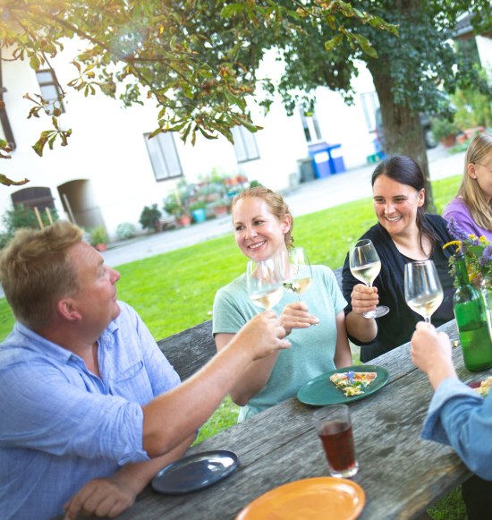 Anstoßen mit Wein im Gasthaus Maier Gallenbach, © Inn-Salzach Tourismus