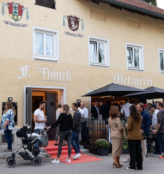 Leute feiern vorm Gasthaus Münch, © Gasthaus Münch