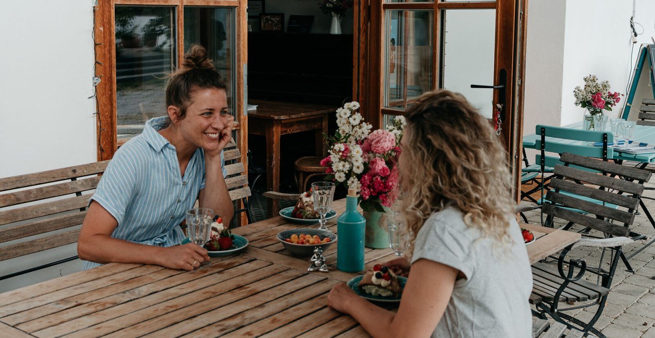 Zwei Frauen beim Kaffeetrinken, © Inn-Salzach Tourismus