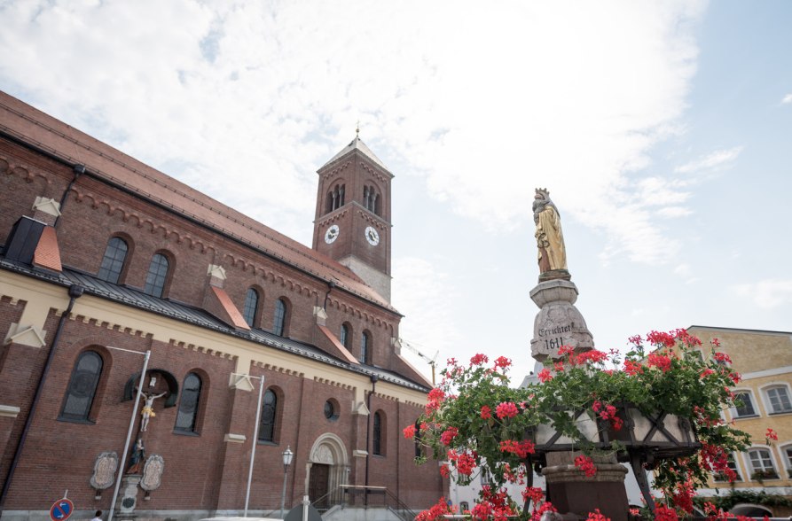 Der Marktplatz mit der Pfarrkirche St. Bartholom&auml;us in Kraiburg a. Inn, &copy; Inn-Salzach Tourismus