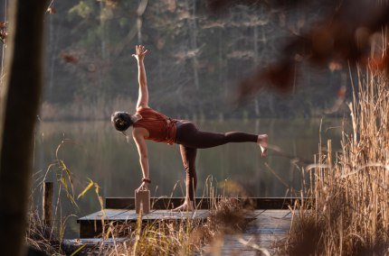 Frau macht Yoga auf einem Steg, © Sonja Steidl