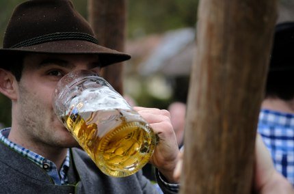 Bier beim Maibaumaufstellen in Burghausen, © Hans Mitterer