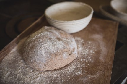 Brotteig auf Arbeitsfläche, © Inn-Salzach Tourismus