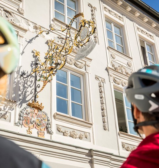 Radfahrer betrachten den Inn-Salzach Baustil, © Inn-Salzach Tourismus